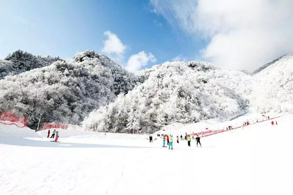 神農(nóng)架滑雪場(chǎng)有幾
個(gè) 神農(nóng)架滑雪場(chǎng)開(kāi)放時(shí)間2021
